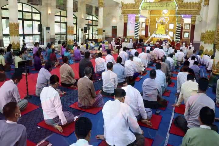 တနင်္သာရီတိုင်းဒေသကြီးဝန်ကြီးချုပ်ဦးမြတ်ကို  ဝါဆိုသင်္ကန်းဆက်ကပ...