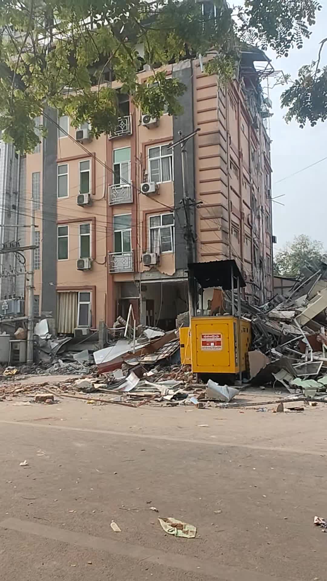 ငလျင်ကြောင့် မန္တလေးမြို့ Winstar Hotel ပြိုကျမှုအခြေအနေ
