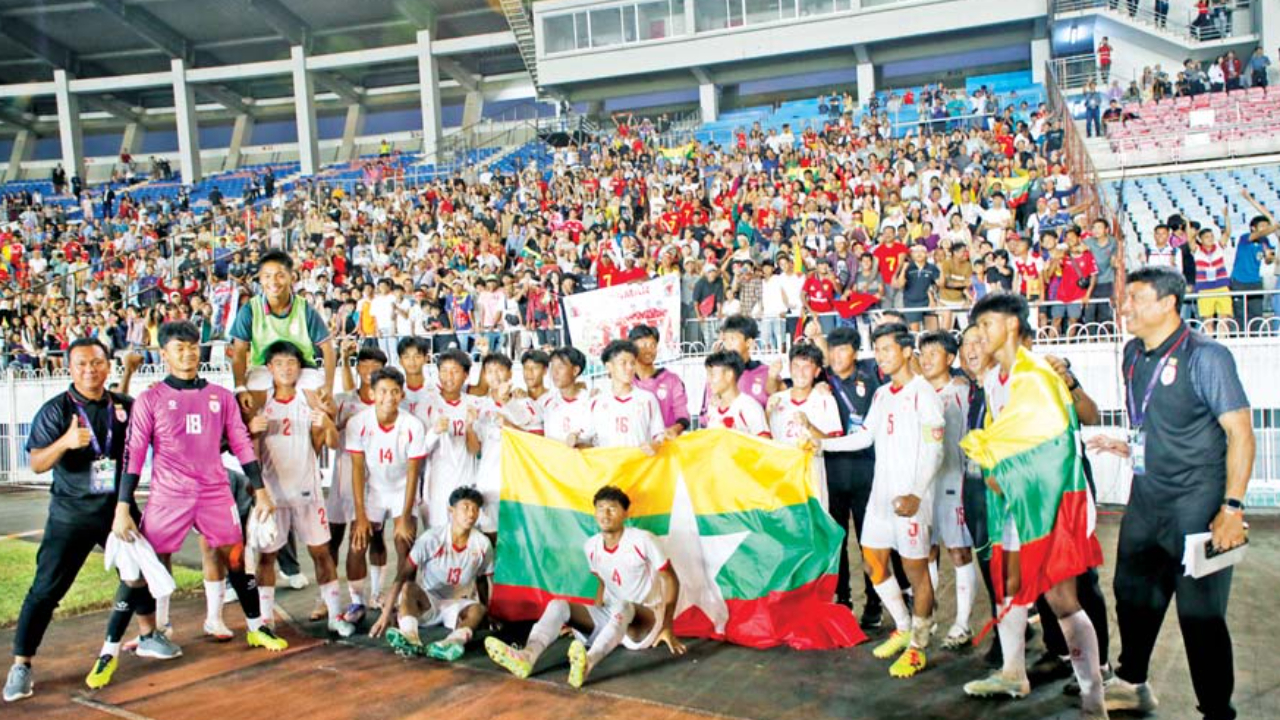 မြန်မာယူ-၁၇ အသင်းအား ငွေကျပ်သိန်း(၁၀၀၀) ဂုဏ်ပြုချီးမြှင့်ပေးအပ်၊