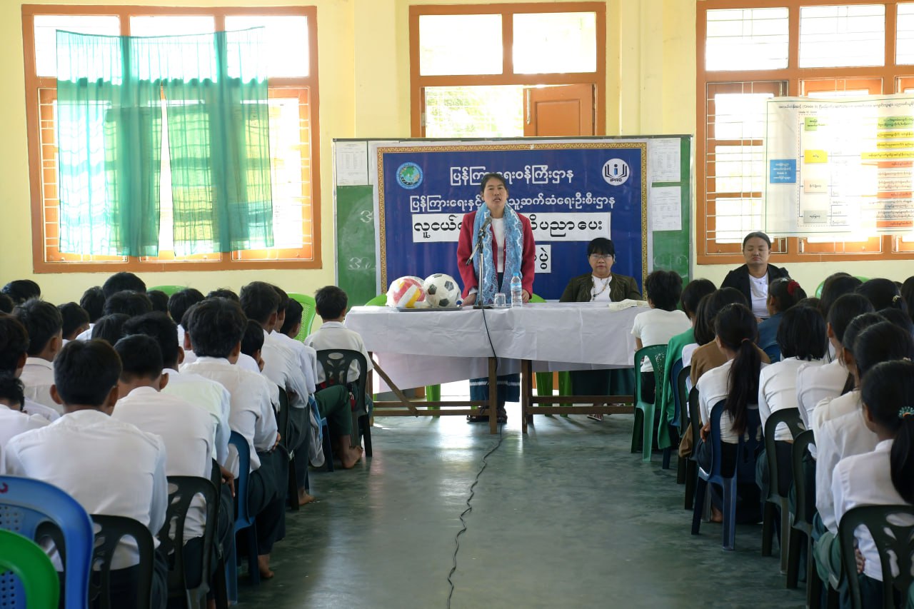 မကွေးမြို့၌ လူငယ်ရေးရာအသိပညာပေးဟောပြောပွဲ၊နံရံကပ်စာစောင်နှင့်စာ...