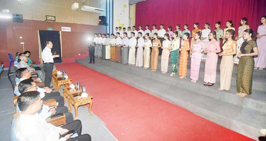 ပြည်ထောင်စုဝန်ကြီးဦးမောင်မောင်အုန်း ရွှေကြိုမောင်မယ်များနှင့်တွ...