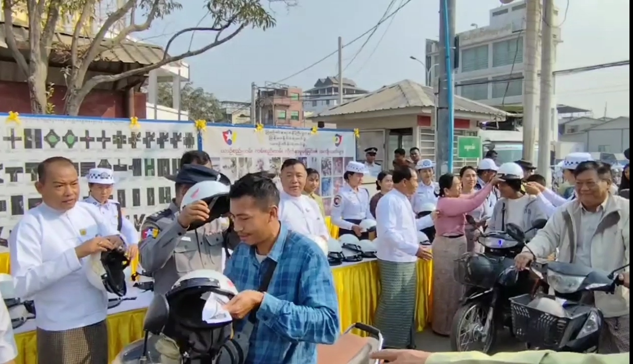 စစ်ကိုင်းမြို့တွင် ဆိုင်ကယ်စီးဦးထုပ်များအခမဲ့ဖြန့်ဝေ
