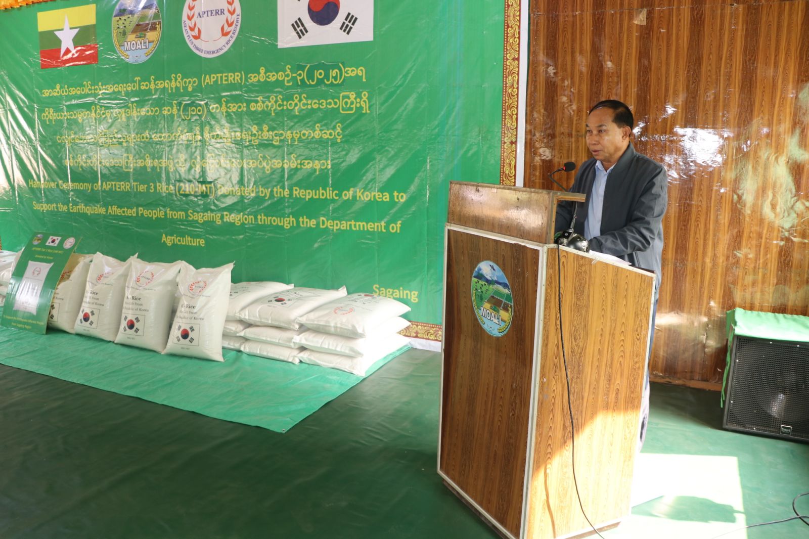 စစ်ကိုင်းမြို့တွင်ငလျင်ဘေးသင်ပြည်သူများအားဆန်များထောက်ပံ့