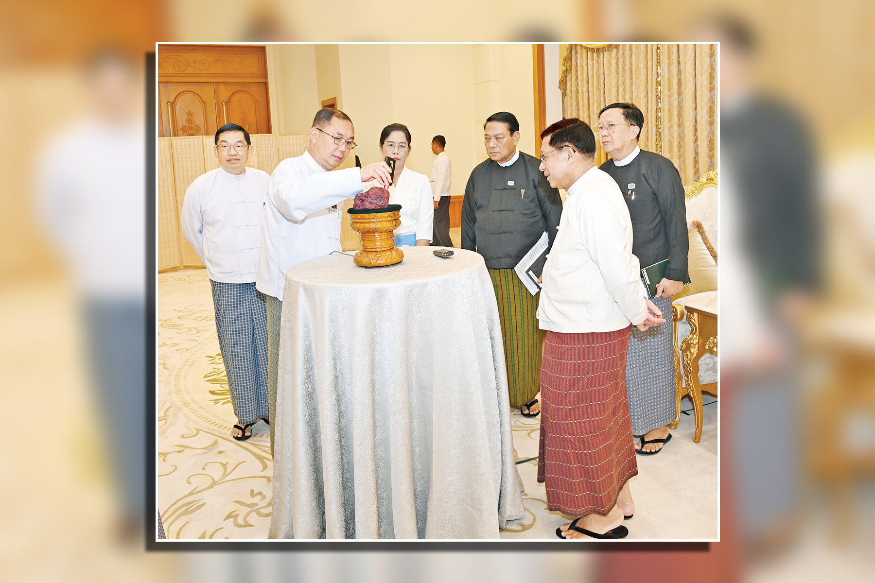 မိုးကုတ်ရတနာမြေမှတွေ့ရှိသည့်  ကြီးမားသောပတ္တမြားကြီးအား ကြည့်ရှု