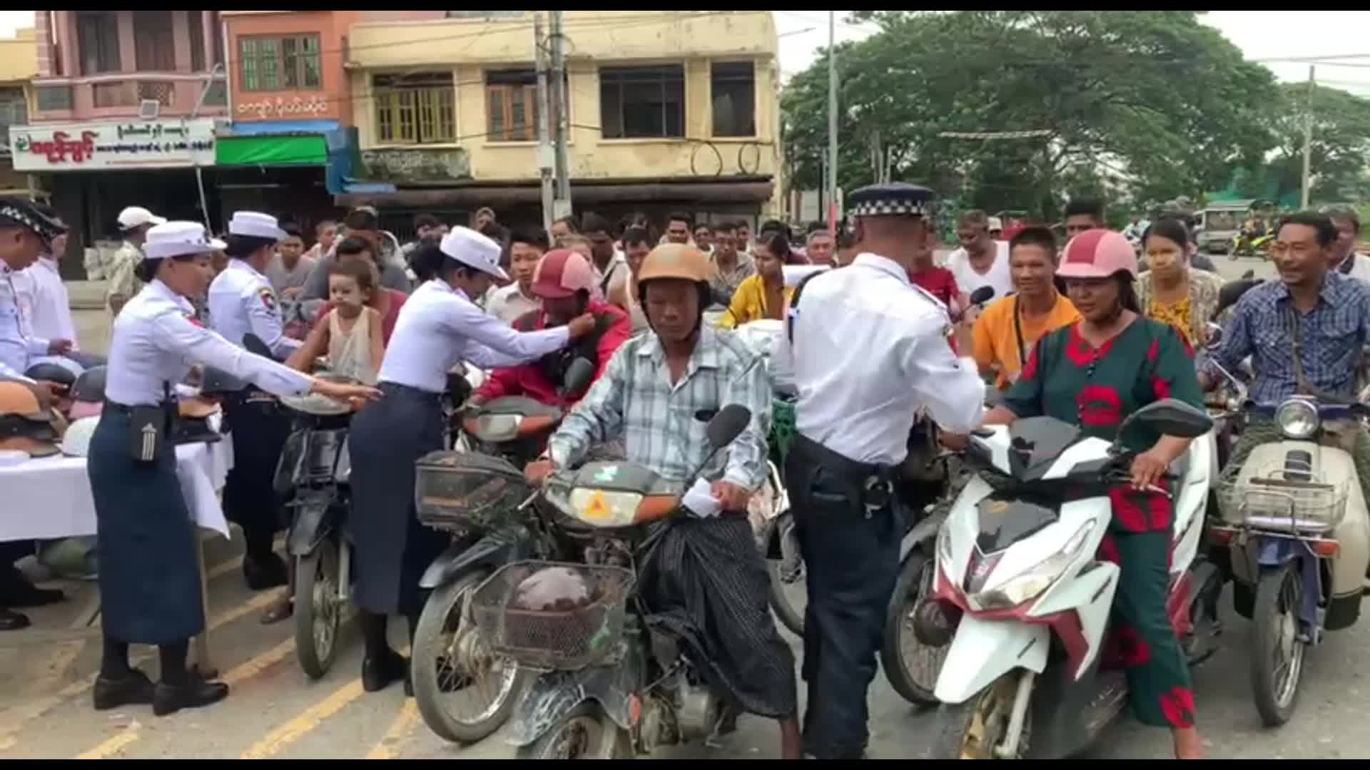 ဟင်္သာတမြို၌ဆိုင်ကယ်စီးဦးထုပ်များအခမဲ့ဖြန့်ဝေခြင်းနှင့်ယာဉ်စည်...