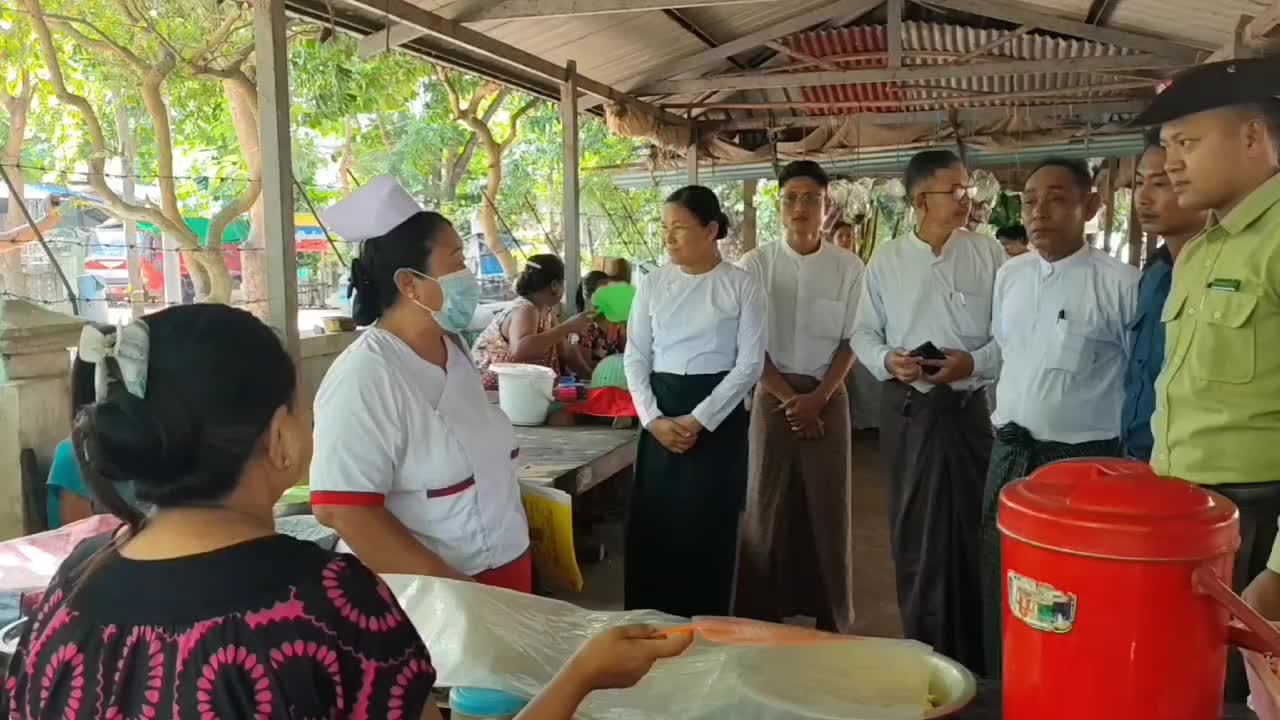 ချောင်းသာမြို့အ‌ခြေခံပညာကျောင်းများတွင်ရောင်းချနေသည့်ကျောင်းမု...