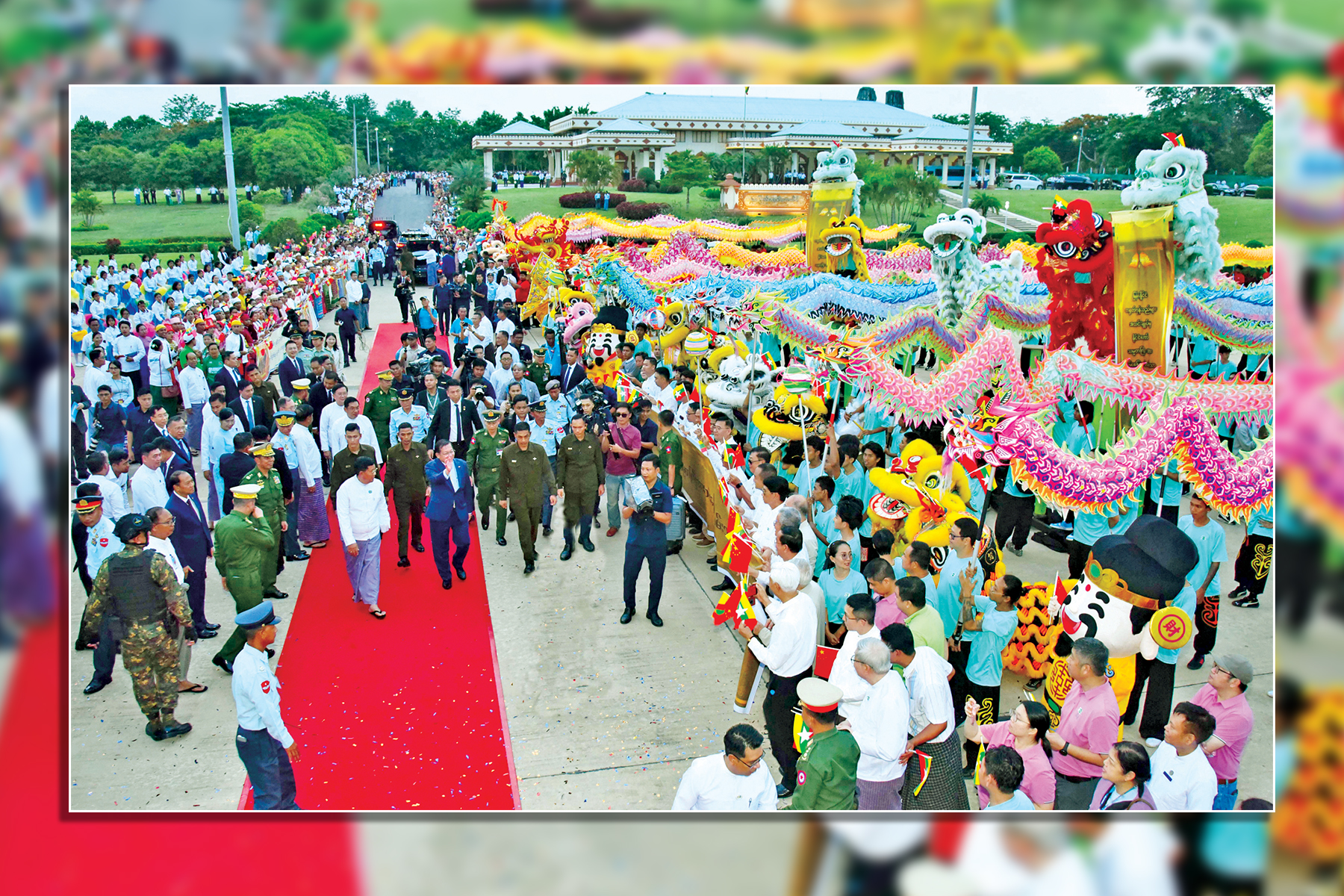 ပြည်သူများက သောင်းသောင်းဖြဖြ ကြိုဆိုဂုဏ်ပြု နှုတ်ဆက်