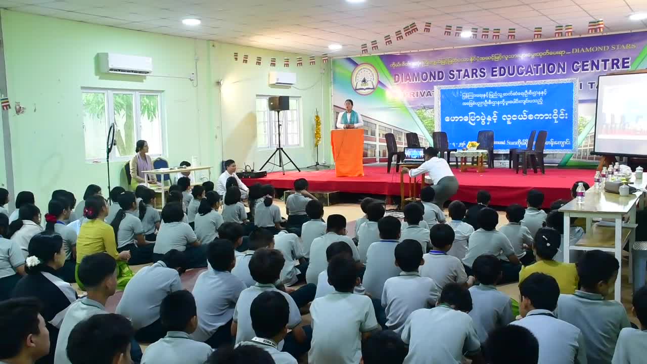 ဒက္ခိဏသီရိမြို့နယ်၊ Diamond Stars ကိုယ်ပိုင်အထက်တန်းကျောင်း၌ လူငယ်စကားဝို...