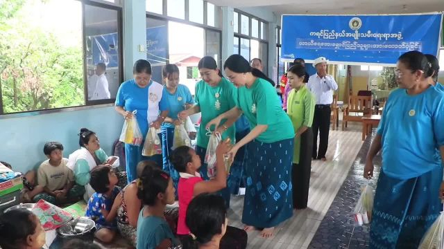 ကရင်ပြည်နယ်အမျိုးသမီးရေးရာအဖွဲ့နာယကယာယီရေဘေးကယ်ဆယ်ရေးစခန်းသို့...