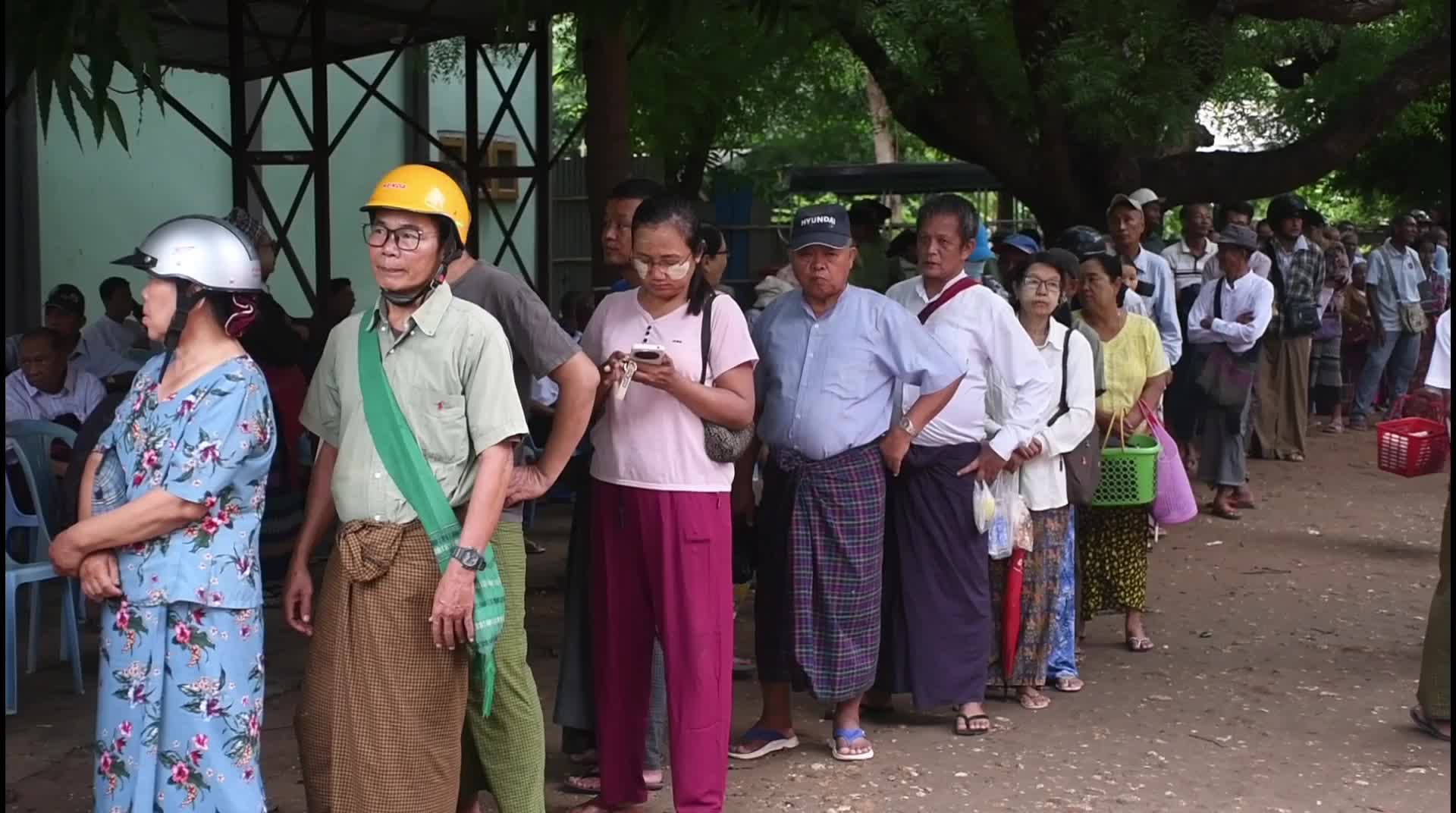 မကွေးမြို့ မြန်မာ့စီးပွားရေးဘဏ်တွင် နိုင်ငံ့ဝန်ထမ်း(အငြိမ်းစား)မျ...